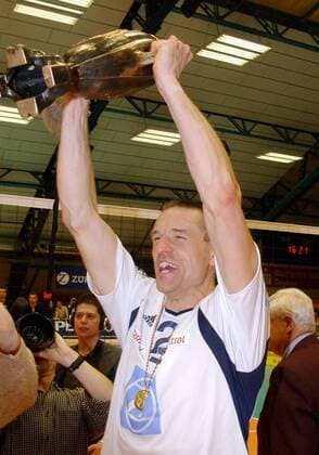 Bogdan Jalowietzki (Friedrichshafen) präsentiert stolz den Pokal Volleyball 1. BL Herren DVV-Pokal 2003 2004, Pokalspiel, VfB Friedrichshafen, Einzelbild Dessau Freude,