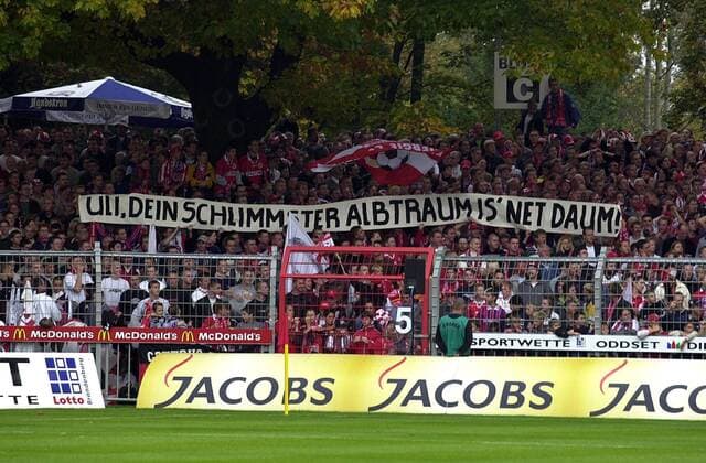 Cottbuser Fans begrüßen Uli Hoeneß mit dem Schriftzug: Uli, Dein schlimmster Albtraum is net Daum Fußball 1. BL Herren Saison 2000 2001, FC Energie Cottbus - FC Bayern München 1:0, Vdig Totale Stadion der Freundschaft Cottbus