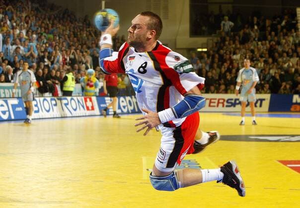 Christian Schwarzer (Deutschland) liegt beim Wurf in der Luft Handball EM Herren Europameisterschaft 2004, Länderspiel, Finale, Nationalmannschaft, Nationalteam, Nationaltrikot Einzelbild Ljubljana Dynamik,
