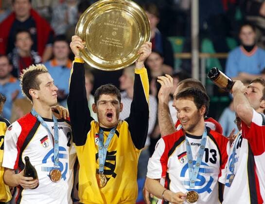 Deutschland ist Europameister 2004 - Torwart Henning Fritz (Mitte) präsentiert die goldene Schale, umrahmt von Pascal Hens (li.) und Markus Baur Handball EM Herren Europameisterschaft 2004, Länderspiel, Finale, Endspiel, Nationalmannschaft, Nationalteam Gruppe Ljubljana Freude, Begeisterung,