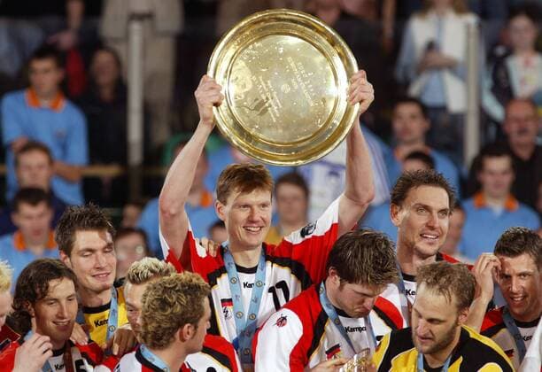 Volker Zerbe (Mitte) präsentiert stolz die goldene Schale - Deutschland ist Europameister 2004 Handball EM Herren Europameisterschaft 2004, Länderspiel, Finale, Endspiel, Nationalmannschaft, Nationalteam Gruppe Ljubljana Freude, Begeisterung,