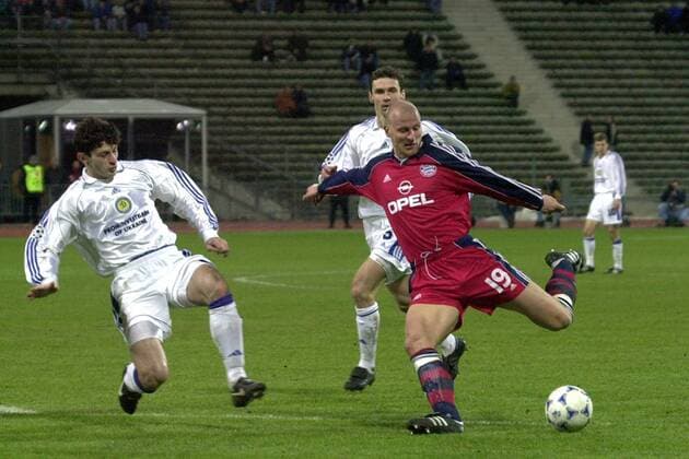 Carsten Jancker (Bayern, re.) läßt sich nicht aufhalten und zieht ab Fußball EC 1 Herren Champions League 1999 2000, Zwischenrunde, FC Bayern München - Dynamo Kiew 2:1, Vdig Gruppe München Dynamik,
