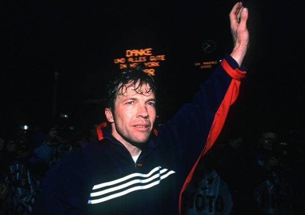 Lothar Matthäus (Bayern) verabschiedet sich weinend von seinen Fans Fußball EC 1 Herren Champions League 1999 2000, FC Bayern München, Vdia Einzelbild München