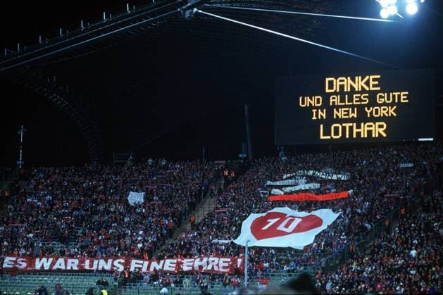 Fanblock Bayern unter der Anzeigetafel Danke und alles Gute in New York Lothar Fußball EC 1 Herren Champions League 1999 2000, FC Bayern München, Vdia Totale Olympiastadion München