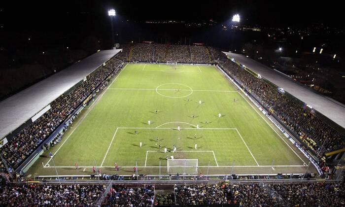 Fußball, Stadiongeschichte Alemannia Aachen Das ausverkaufte Stadion am Aachener Tivoli sieht eine Strafraumszene im DFB Pokal Viertelfinale zwischen Alemannia Aachen und dem FC Bayern München Fußball Herren DFB-Pokal 2003 2004, Pokalspiel, Viertelfinale, Alemannia Aachen - FC Bayern München 2:1 Totale Tivoli Aachen