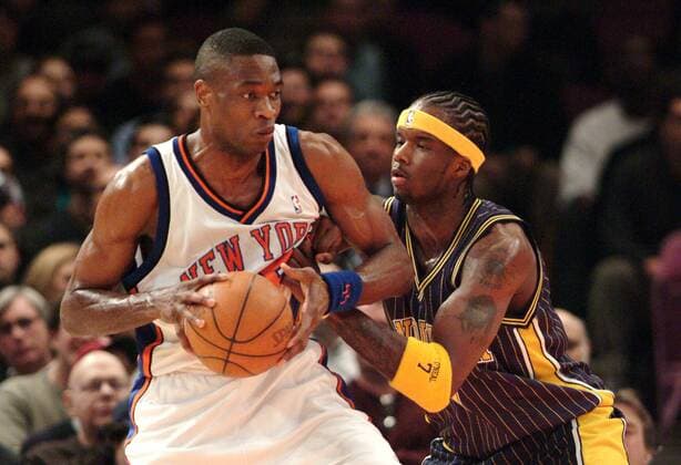 Dikembe Mutombo (New York Knicks, li.) gegen Jermaine O Neal (Indiana Pacers) Basketball Herren NBA 2003 2004, New York Knicks - Indiana Pacers 97:90, Vdig Gruppe New York