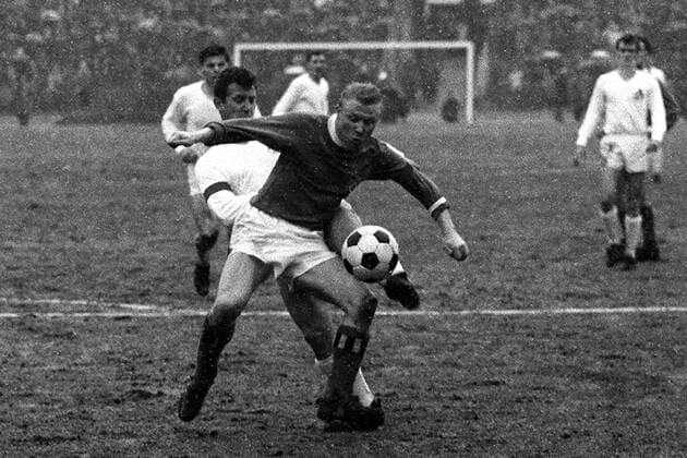 Dieter Seeler (vorn, HSV) gegen Hans Schäfer (Köln) Fußball 1. BL Herren Saison 1963 1964, Hamburger SV - 1. FC Köln 1:1 Gruppe Hamburg Dynamik,
