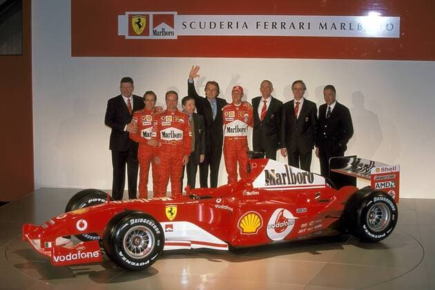 Team Scuderia Ferrari während der Präsentation des neuen F2004, v.li.: Technikdirektor Ross Brawn (England), Testfahrer Luca Badoer (Italien), Rubens Barrichello (Brasilien, Teamchef Jean Todt (Frankreich, Präsident Luca di Montezemolo (Italien), ... Motorsport Grand Prix Herren Formel 1 Weltmeisterschaft 2004, F1, F, GP, WM, Vorstellung, Präsentation, Pressetermin, Vdia Gruppe Maranello