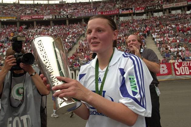 Pia Wunderlich (Frankfurt) mit dem Pokal Fußball 1. BL Damen DFB-Pokal 2002 2003, Pokalspiel, Endspiel, Finale, Frauen, Frauenfußball, 1. FFC Frankfurt, Einzelbild Berlin Glück, Freude,