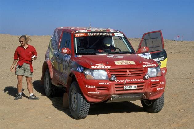 Jutta Kleinschmidt (Deutschland) in und Beifahrerin Tina Thörner (Schweden) neben ihrem Mitsubishi Pajero Motorsport Damen Rallye Paris Dakar 2000, Rallyesport, Langstreckenrallye, Langstrecke, Autorallye, Vdia Gruppe 1. Etappe Kairo - Tambacounda