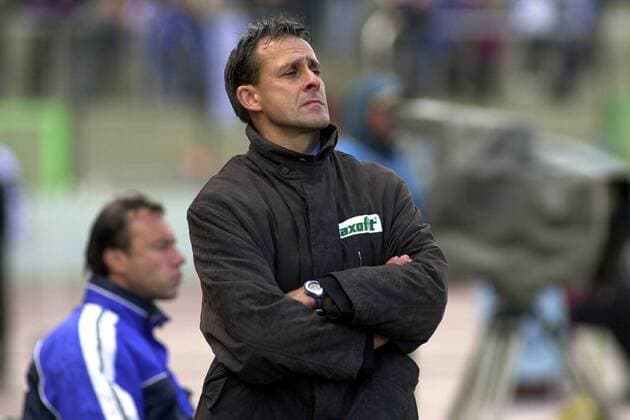 Trainer Pierre Littbarski (Duisburg) skeptisch Fußball 2. BL Herren Saison 2001 2002, MSV Duisburg, Vdig Einzelbild Duisburg Skepsis,