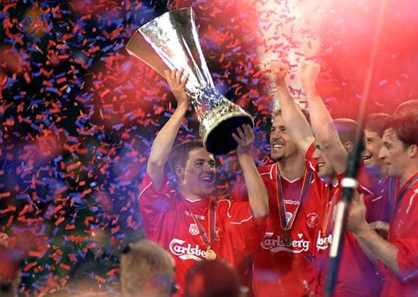 Michael Owen (Liverpool) hält den UEFA-Pokal hoch Fußball EC 3 Herren UEFA-Cup 2000 2001, FC Liverpool, Pokal, Europapokal, Europacup, Finale, Endspiel, Vdig Gruppe Dortmund Freude, Begeisterung,