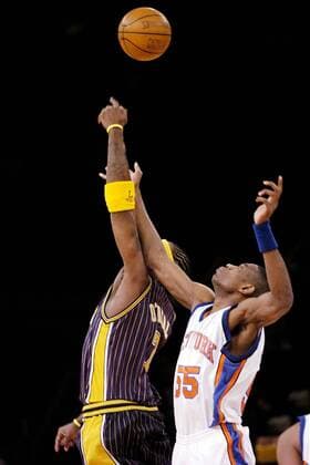 Dikembe Mutombo (New York Knicks, re.) gegen O Neal (Indiana Pacers) Basketball Herren NBA 2003 2004, New York Knicks - Indiana Pacers 97:70 Gruppe New York Dynamik,