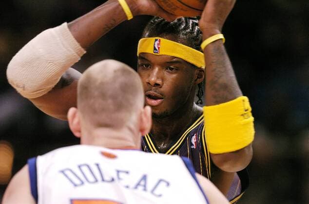 Jermaine O Neal (Indiana Pacers, re.) gegen Doleac (New York Knicks) Basketball Herren NBA 2003 2004, New York Knicks - Indiana Pacers 97:70 Gruppe New York
