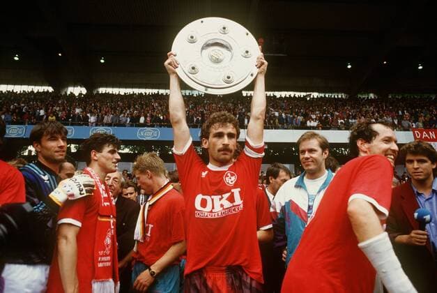 Fußball, 1. FC Kaiserslautern, Deutscher Meister 1991 Stefan Kuntz (Lautern) präsentiert die Meisterschale Fußball 1. BL Herren Saison 1990 1991, Köln - 1. FC Kaiserslautern 2:6, Deutscher Meister, Deutsche Meisterschaft Einzelbild Köln Freude,