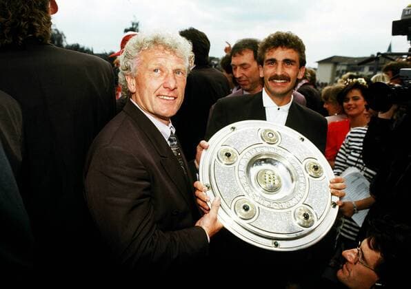 Trainer Karlheinz Feldkamp (li.) und Stefan Kuntz (beide Lautern) präsentieren die Meisterschale Fußball 1. BL Herren Saison 1990 1991, 1. FC Kaiserslautern, Deutscher Meister, Deutsche Meisterschaft, Meisterfeier Gruppe Kaiserslautern Freude,