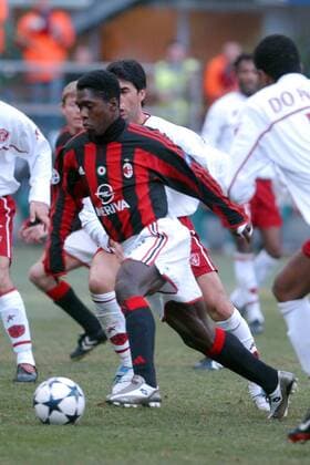 Clarence Seedorf (Milan) am Ball Fußball Herren Serie A 2003 2004, 1. Italienische Liga, AC Mailand - AC Perugia 2:1, Vdig Gruppe Mailand