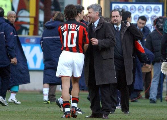 Rui Manuel Costa und Trainer Carlo Ancelotti (beide Milan) gut gelaunt nach Spielende Fußball Herren Serie A 2003 2004, 1. Italienische Liga, AC Mailand, Vdig Gruppe Mailand