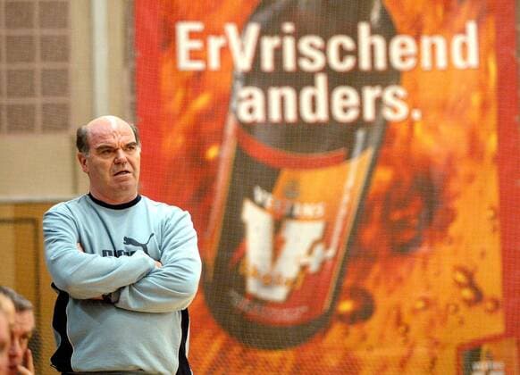 Erfrischend anders ist für Trainer Dr. Hans-Jürgen Gerlach (Lützellinden) nur die Werbebotschaft Handball 1. BL Damen Saison 2003 2004, TV Lützelinden Einzelbild Gießen