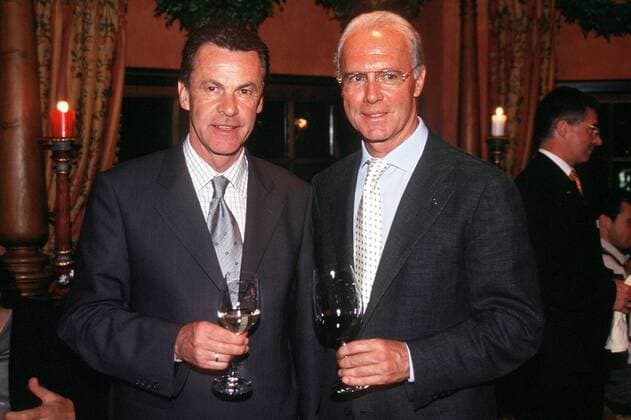 Fußball, FC Bayern München, Deutscher Meister 1999 Präsident Franz Beckenbauer (re.) und Trainer Ottmar Hitzfeld (beide Bayern) können schon 3 Spieltage vor Schluß auf den Titelgewinn anstoßen Fußball 1. BL Herren Saison 1998 1999, FC Bayern München, Deutscher Meister, Deutsche Meisterschaft, Meisterfeier, Vneg Gruppe o00 Alkohol München