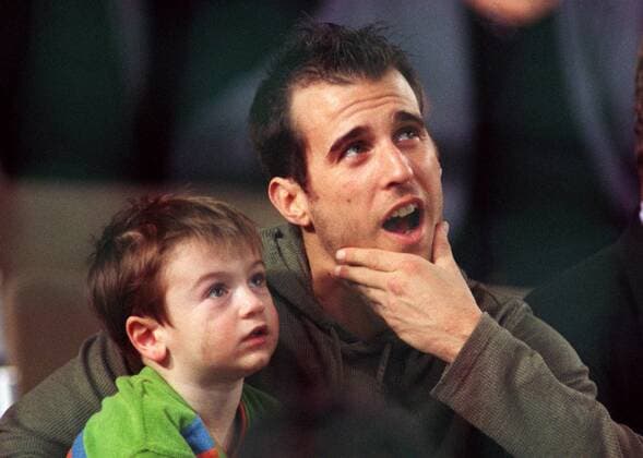 Mehmet Scholl (Bayern) und sein Sohn Lucas-Julian nachdenklich Fußball 1. BL Herren DFB-Hallenpokal 1999 2000, FC Bayern München, Hallenmasters, Hallenturnier, Hallenfußball, Vneg Gruppe München Nachdenklichkeit,