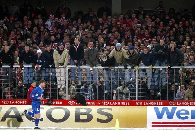Spießrutenlauf für Steffen Baumgart (Union) an den Cottbuser Fans vorbei Fußball 2. BL Herren Saison 2003 2004, FC Energie Cottbus - 1. FC Union Berlin 2:1, Vdig Totale Cottbus Spannung, Wut