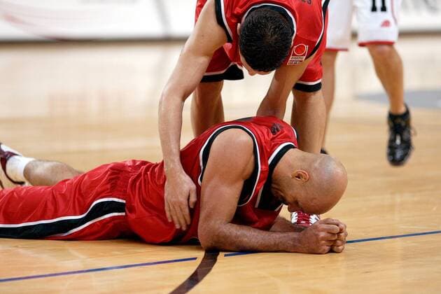 Jens Uwe Gordon (Quakenbrück) liegt am Boden Basketball 1. BL Herren BBL 2003 2004, Gießen - Artland Dragons Quakenbrück 87:93, Vdig Gruppe Gießen