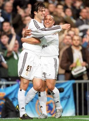 Santiago Solari (li.) und Roberto Carlos (beide Real) beim Torjubel - VERÖFFENTLICHUNGSRECHTE NUR FÜR DEUTSCHE MEDIEN Fußball Herren Primera Division 2003 2004, 1. Spanische Liga, CF Real Madrid Einzelbild Madrid Begeisterung, Freude,