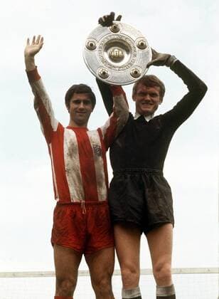 Fußball, FC Bayern München, Deutscher Meister 1969 Gerd Müller (li.) und Torwart Sepp Maier (beide Bayern) präsentieren die Meisterschale Fußball 1. BL Herren Saison 1968 1969, FC Bayern München Gruppe München Freude,
