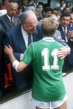 Bundeskanzler Helmut Kohl (CDU) gratuliert Karl Heinz Rummenigge (beide BRD) zur Vizeweltmeisterschaft Fußball WM Herren Weltmeisterschaft 1986, Länderspiel, Finale, Endspiel, Nationalmannschaft, Nationalteam Gruppe Mexiko Stadt, Mexico City Harmonie Freude,