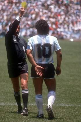 FIFA Schiedsrichter Romualdo Arppi Filho (Brasilien) zeigt Diego Armando Maradona (Argentinien) die gelbe Karte Fußball WM Herren Weltmeisterschaft 1986, Länderspiel, Finale, Endspiel, Nationalmannschaft, Nationalteam Gruppe Mexiko Stadt, Mexico City