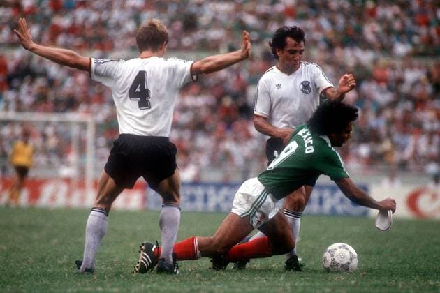 Hugo Sanchez (Mexiko, re. vorn) kommt gegen Karl Heinz Förster (li.) und Felix Magath (beide BRD) zu Fall Fußball WM Herren Weltmeisterschaft 1986, Länderspiel, Viertelfinale, Nationalmannschaft, Nationalteam Gruppe Monterrey Dynamik,