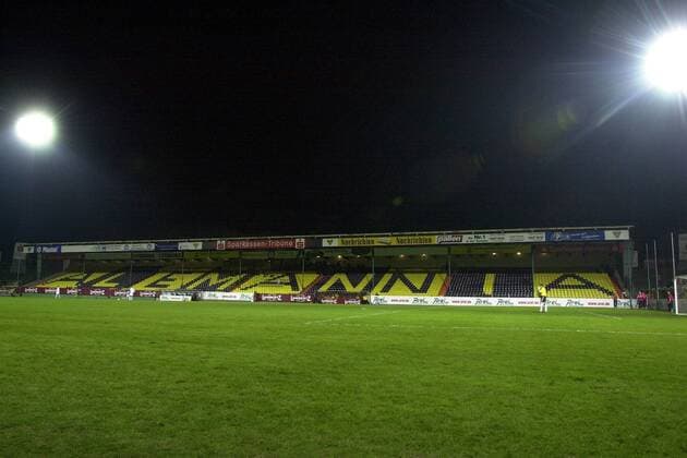 Fußball, Stadiongeschichte Alemannia Aachen Vor einer beängstigenden leeren Haupttribüne wird am Aachener Tivoli das Spiel gegen Nürnberg erneut ausgetragen Fußball 2. BL Herren Saison 2003 2004, Alemannia Aachen - 1. FC Nürnberg 3:2, Geisterspiel, Strafe, Wiederholungsspiel, Totale Aachen