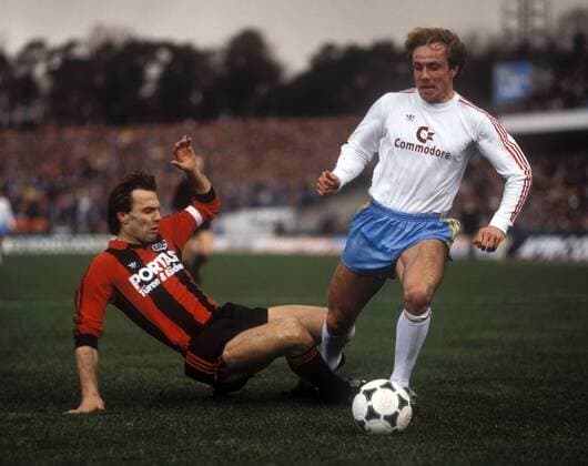 Karl-Heinz Körbel (li., Frankfurt) gegen Michael Rummenigge (Bayern) Fußball 1. BL Herren DEUTSCHSPRACHIGE SPORTZEITSCHRIFTEN UND -ZEITUNGEN NUR NACH RÜCKSPRACHE, Saison 1985 1986 Gruppe Eintracht Frankfurt - FC Bayern München 2:2 Frankfurt M. Dynamik,
