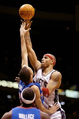 Kenyon Martin (New Jersey Nets, re.) gegen Prince (Detroit Pistons) Basketball Herren NBA Saison 2003 2004, New Jersey Nets - Detroit Pistons 89:78 Gruppe New Jersey Dynamik,