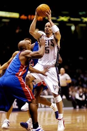 Jason Kidd (New Jersey Nets, re.) setzt sich durch Basketball Herren NBA Saison 2003 2004, New Jersey Nets - Detroit Pistons 89:78 Gruppe New Jersey Dynamik,