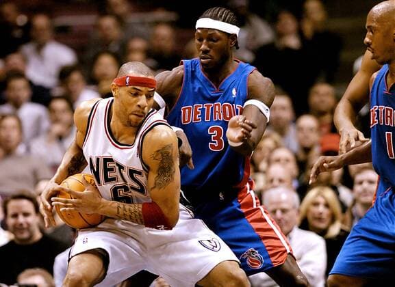 Kenyon Martin (New Jersey Nets, li.) gegen Ben Wallace (Detroit Pistons) Basketball Herren NBA Saison 2003 2004, New Jersey Nets - Detroit Pistons 89:78 Gruppe New Jersey Dynamik,