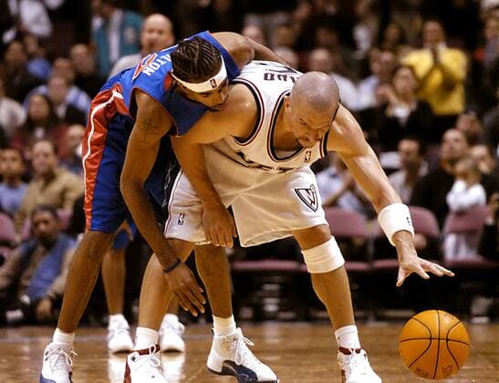Richard Hamilton (Detroit Pistons, hinten) gegen Jason Kidd (New Jersey Nets) Basketball Herren NBA Saison 2003 2004, New Jersey Nets - Detroit Pistons 89:78 Gruppe New Jersey