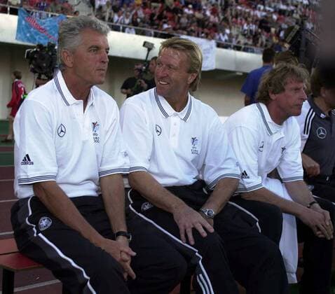 Trainerbank Deutschland, v. li.: Teamchef Erich Ribbeck, Co-Trainer Horst Hrubesch und Co-Trainer Erich Rutemöller Fußball Länderspiel Herren Freundschaftsspiel 2000, Länderspiel, Test, Testspiel, Nationalmannschaft, Nationalteam Gruppe Mallorca