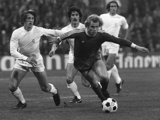 Uli Hoeneß (Bayern, re.) kann Juan Sol (li.) und Gregorio Benito Rubio (beide Real Madrid) mit dem Ball entkommen Fußball EC 1 Herren Europapokal der Landesmeister 1975 1976, Europacup, FC Bayern München - Real Madrid 2:0, Vneg, Vsw Gruppe München Dynamik,