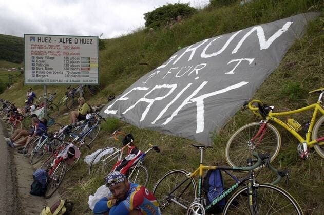 Fans fordern mit einem Transparent: Grün für Erik Zabel (Deutschland Team Telekom)! Radsport Herren Tour de France 2001, Straßenradsport, Straße, Rad Totale 10. Etappe: Aix les Bains - L Alpe D Huez