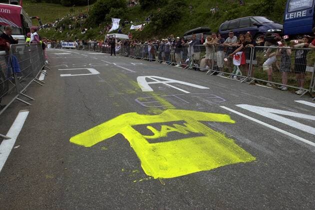 Straßenmalerei: Fans fordern das Gelbe Trikot für Jan Ullrich (Deutschland Team Telekom) Radsport Herren Tour de France 2001, Straßenradsport, Straße, Rad Einzelbild 10. Etappe: Aix les Bains - L Alpe D Huez
