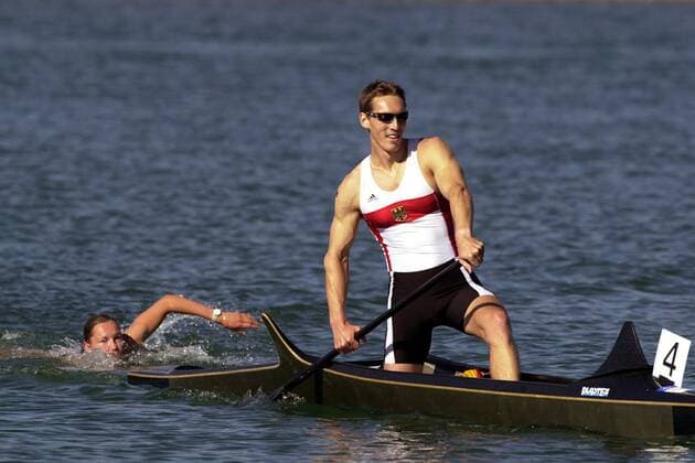 Wahre Geschwisterliebe: Andreas Dittmer (Deutschland) lässt seine Schwester Anja schwimmen Kanu OS Sommer Herren Olympische Sommerspiele 2000, Olympia, Olympiade, Spiele, Canadier, Einercanadier, Einer, 1er, 1 er Gruppe Sydney