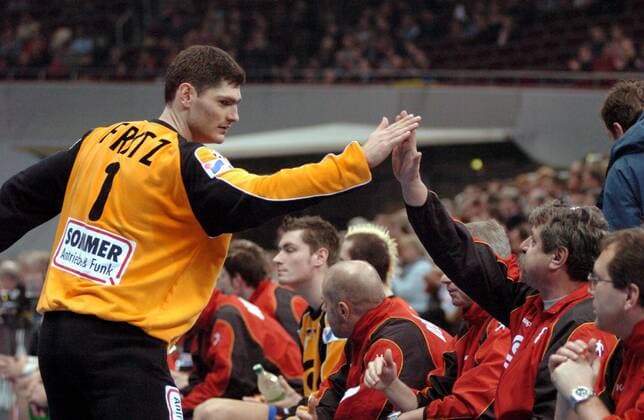 Torwart Henning Fritz (Deutschland) klatscht die Mannschaftsbank ab Handball Länderspiel Herren Länderspiel 2004, Test, Testspiel, Nationalmannschaft, Nationalteam, Nationaltrikot, Vdig Gruppe Dortmund