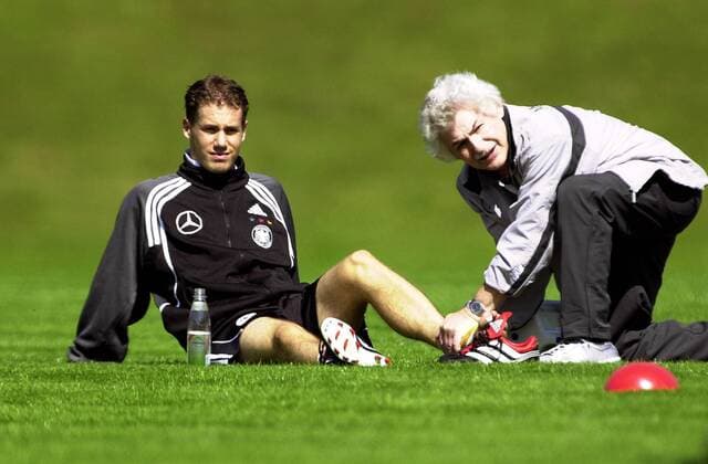 Physiotherapeut Adolf Katzenmaier (re.) versorgt den Fuß von Lars Ricken (beide Deutschland) Fußball Herren Nationalmannschaft 2001, Nationalteam, Trainingslager, Training, Nationalmannschaftstraining Gruppe Wolfratshausen