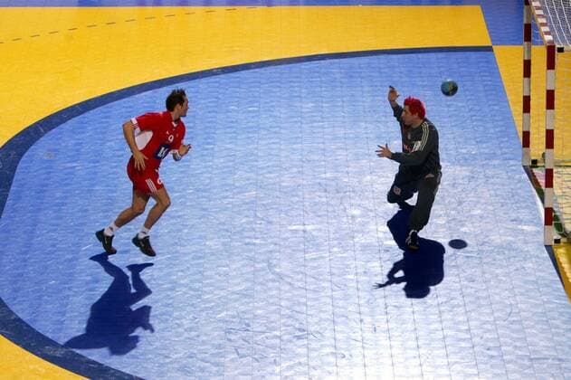 Lars Christiansen (Dänemark, li.) überwindet Torwart Vlado Sola (Kroatien) Handball EM Herren Europameisterschaft 2004, Länderspiel, Kroatien - Dänemark 27:31, Spiel um Platz 3 Totale Ljubljana Dynamik,