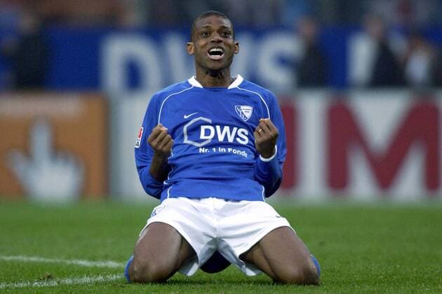 Sunday Oliseh (Bochum) - Schlußjubel Fußball 1. BL Herren Saison 2003 2004, VfL Bochum Einzelbild Bochum Freude, Begeisterung,