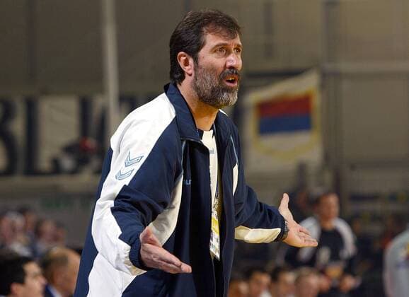 Nationaltrainer Veselin Vujovic (Serbien und Montenegro) unzufrieden Handball EM Herren Europameisterschaft 2004, Länderspiel, Nationalmannschaft, Nationalteam, Vdig, Einzelbild Ljubljana