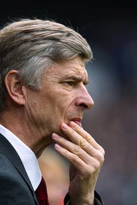 Trainer Arsene Wenger (Arsenal) nachdenklich Fußball Herren FA-Cup 2003 2004, Englischer Pokal, Pokalspiel, English Premier League, 1. Englische Liga Porträt Arsenal FC London London Nachdenklichkeit, Skepsis