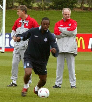 Nationaltrainer Sven Göran Eriksson (re.) beobachtet Ledley King (vorn) bei einer Trainingseinheit, li. daneben Co-Trainer Brian Kidd (alle England) Fußball Herren Nationalmannschaft 2004, Nationalteam, Training, Nationalmannschaftstraining Gruppe Faro